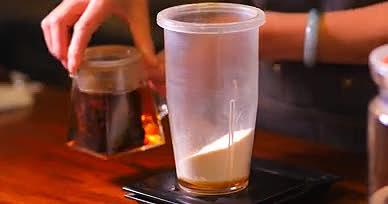 奶茶制作系列之冲泡茶水奶粉冰块混合搅匀视频的预览图